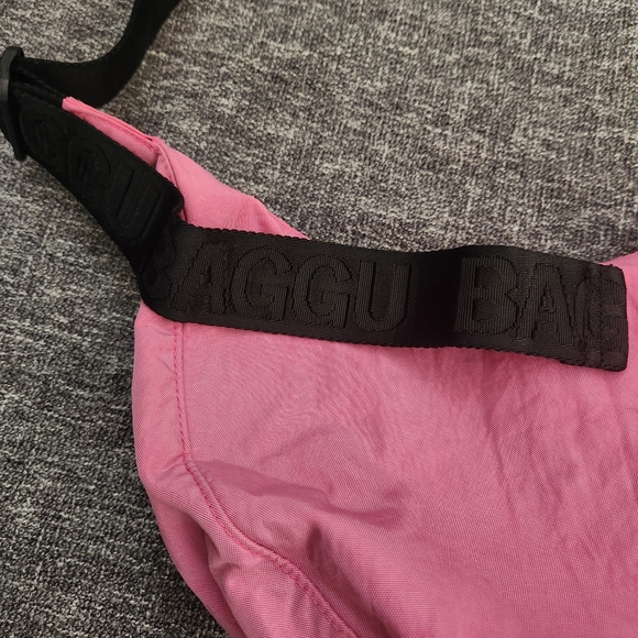 Baggu Medium Crescent Nylon Shoulder Bag - Picture 3 of 10